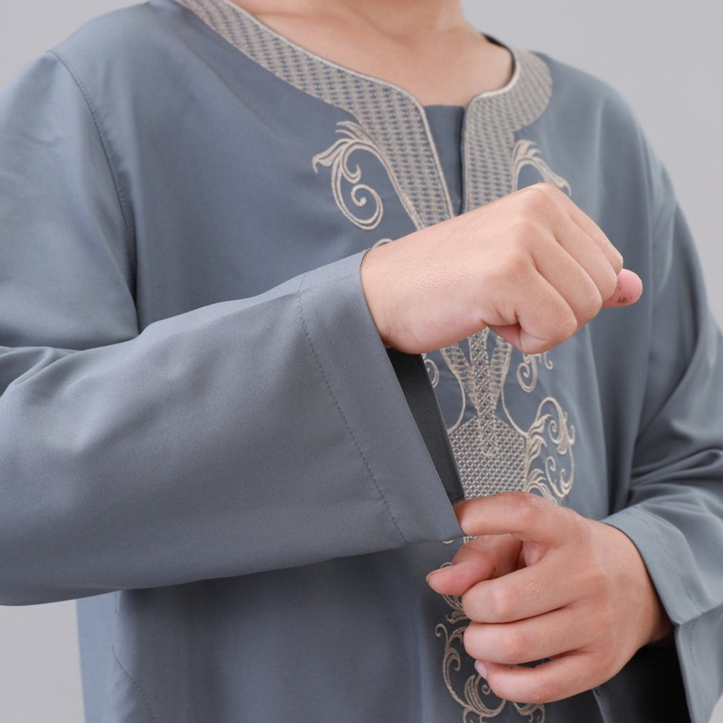 Boys' Embroidered Thobe with Side Pockets(MKB035)